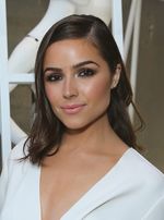 Olivia Culpo dalam Balutan Dress Berbelahan Dada Rendah