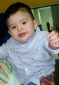 Pipi chubby-nya membuat Azka semakin menggemaskan.