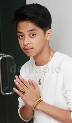 Gaya Bastian Steel Bergelang Emas dan Batu Akik