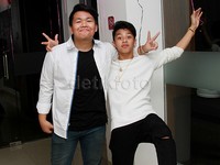 Tak sendiri, Bastian juga eksis bareng Kiki 'CJR' di kawasan Kemang, Jakarta Selatan, Rabu (12/8/2015) malam. Pool/Gus Mun/detikFoto.