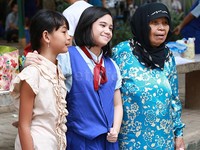 Ia pun tampak sangat ramah menyempatkan diri untuk berfoto bersama fans.