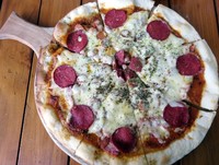 Pizza Beef N Mago disajikan panas-panas dengan topping berupa beef pepperoni, daging asap, beef salami dan sosis dengan tambahan saus BBQ plus keju mozarella yang gurih leleh.