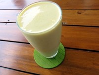 Smoothies mangga dengan tambahan susu ini terasa segar sekaligus creamy. Sangat cocok disantap bersama dengan pizza dan spaghetti yang gurih.