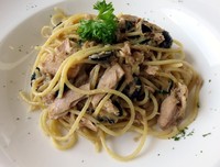 Spaghetti ini terbuat dari potongan tuna, tomat, black olive dan daun basil rasanya gurih dengan jejak minyak zaitun yang nikmat.