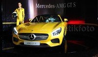 Mercedes-Benz GT S bisa berlari 0-100 km/jam hanya dalam 3,8 detik dan mencapai kecepatan tertinggi 310 km/jam.