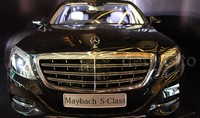 Model luxury terbaru Mercy Maybach S-Class, mobil para bos ini menggendong mesin seri tertinggi yang diperkenalkan Mercy.     