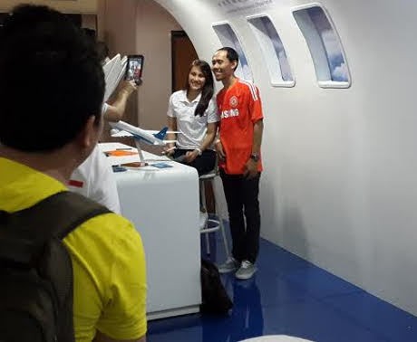 Rela Antri Panjang untuk Foto Bareng Bellaetrix Rela Antri Panjang untuk Foto Bareng Bellaetrix