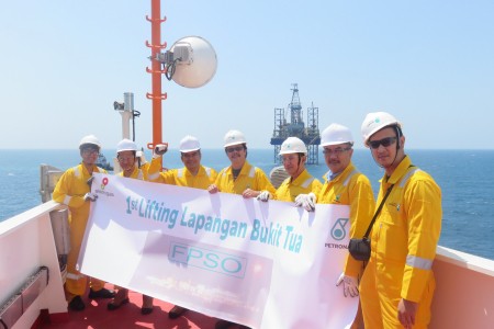 Naik Helikopter, Bos SKK Migas Cek Proyek Petronas di Madura