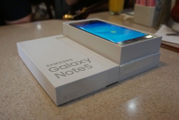 Terinspirasikan oleh desain khas Galaxy S6, Galaxy Note 5 secara ergonomic pas dalam satu tangan dengan bezel lebih kecil dan lengkungan pada bagian  belakang.