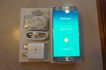 Tak ada yang neko-neko dalam paket penjualan Note 5. Ada charger, earphone dan yang menarik adalah disediakannya beberapa mata S-Pen (di bagian atas foto) untuk bisa diganti-ganti oleh pengguna.
