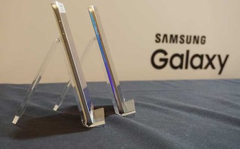 Bagian belakang Note 5 juga sudah didesain dengan ukiran Edge yang melengkung.