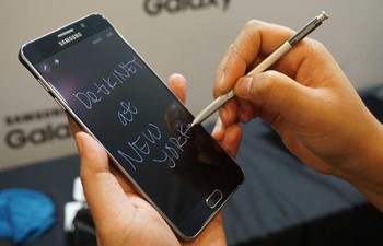 S Pen di Note 5 hadir lebih pintar. Dalam kondisi layar mati, pengguna bisa langsung bisa menulis di layar (S Memo).