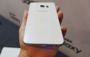 Bagian belakang S6 Edge+.