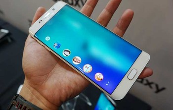 Baik Note 5 ataupun S6 Edge+ masuk kategori sebagai ponsel berlayar besar (phablet) premium.