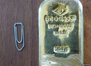 Asyik Berenang di Danau Jerman, Turis Ini Temukan Emas 500 Gram