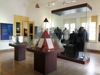 Barang yang disumbangkan oleh keluarga para toko kemerdekaan dan kemudian dipajang di museum cukup banyak. Ada pakaian, topi, dan berbagai dokumen (Kurnia/detikTravel)