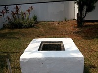Penampakan bagian lubang ventilasi. Letaknya berjarak sekitar 5 meter dari pintu masuk bunker yang sama-sama disemen dan bercat putih (Kurnia/detikTravel)
