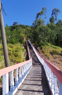 Cara satu-satunya mencapai tempat rumah-rumah agama ini adalah dengan tangga. Cukup jauh memang, tapi pemandangan sekitar pun cantik. Ditambah lagi udaranya pun sejuk (Shafa/detikTravel)