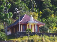 Di sebelahnya ada vihara Buddha. Di mana di bagian depannya terdapat semacam stupa sebagai pertanda. Saat itu, pintu rumah agamanya sedang tertutup rapat (Shafa/detikTravel)