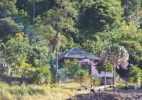 Setelah Buddha, ada pura untuk umat Hindu. Terlihat dari gapura depannya yang khas Hindu seperti di Bali (Shafa/detikTravel)