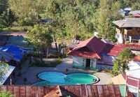 Selain melihat kelima rumah beragama, wisatawan yang datang ke sini juga bisa berenang di kolam air panas. Kebetulan, areanya memang dialiri air belerang (Shafa/detikTravel)