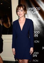 Gaya Simpel nan Elegan ala Dakota Johnson