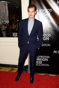 Bintang 'The Amazing Spider-Man' Andrew Garfield terlihat percaya diri saat berpose di depan kamera. Frazer Harrizon/Getty Images/detikFoto.