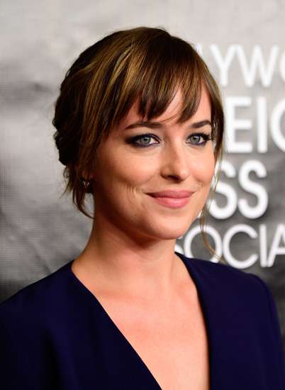 Gaya Simpel nan Elegan ala Dakota Johnson