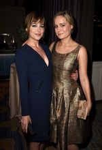 Gaya Simpel nan Elegan ala Dakota Johnson