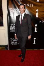 Nick Jonas hingga Jake Gyllenhaal Tampan Bergaya Necis
