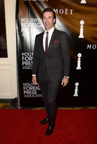 Aktor Jon Hamm bergaya klasik dengan pinstripe suit. Frazer Harrizon/Getty Images/detikFoto.