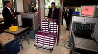 Semua tamu yang datang diperiksa dengan metal detektor.