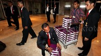 Petugas juga memeriksa barang-barang masuk ke gedung termasuk makanan dan minuman.