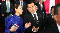 Anggota Komisi X DPR RI Venna Melinda asyik berbicara dengan anggota DPR saat keluar dari Gedung Kura-Kura.