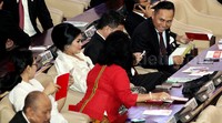 Nico Siahaan tampak berbincang dengan anggota DPR lainnya.