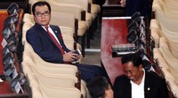 Tantowi Yahya hadir dengan mengenakan jas.