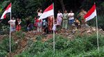 Bendera Merah Putih Dikibarkan di Kali Ciliwung