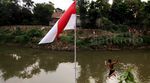 Bendera Merah Putih Dikibarkan di Kali Ciliwung