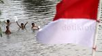 Bendera Merah Putih Dikibarkan di Kali Ciliwung