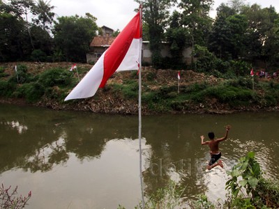 Bendera Merah Putih Dikibarkan di Kali Ciliwung