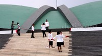 Berbagai gaya mereka tampilkan saat difoto dengan latar belakang gedung Kura-kura. Pool/Lamhot Aritonang/detikFoto.