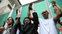 Neil dan Ferdinant keluar dari rutan Cipinang sekitar pukul 14.15 WIB. Mereka keluar bersama Hotman Paris dan tim pengacaranya.