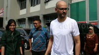 Neil meninggalkan Rutan Cipinang.
