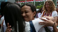 Para orang tua memberikan selamat kepada istri guru JIS yang akan dibebaskan.