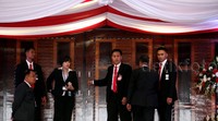 Taman-taman juga dihiasi dengan bunga bernuansa merah dan putih.