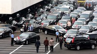 Puluhan mobil menteri siap meninggalkan gedung DPR. Pool/Lamhot Aritonang/detikFoto.