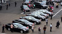 Jejeran mobil menteri terparkir di halaman gedung DPR. Pool/Lamhot Aritonang/detikFoto.