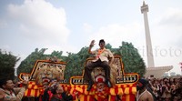 Sementara Ketua Kwartir Nasional Pramuka Adhyaksa Dault diarak dengan reog Ponorogo.