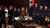 Jokowi pun meminta agar seluruh lembaga negara bersinergi.