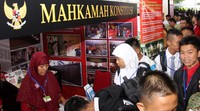Sejumlah siswa memadati stand Mahkamah Konstitusi. Lamhot Aritonang/detikFoto.